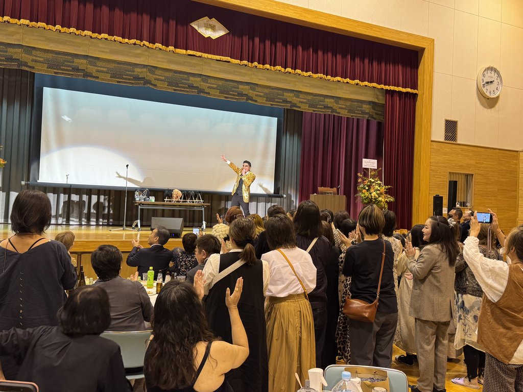 体育館の会場で盛り上がる余興の様子