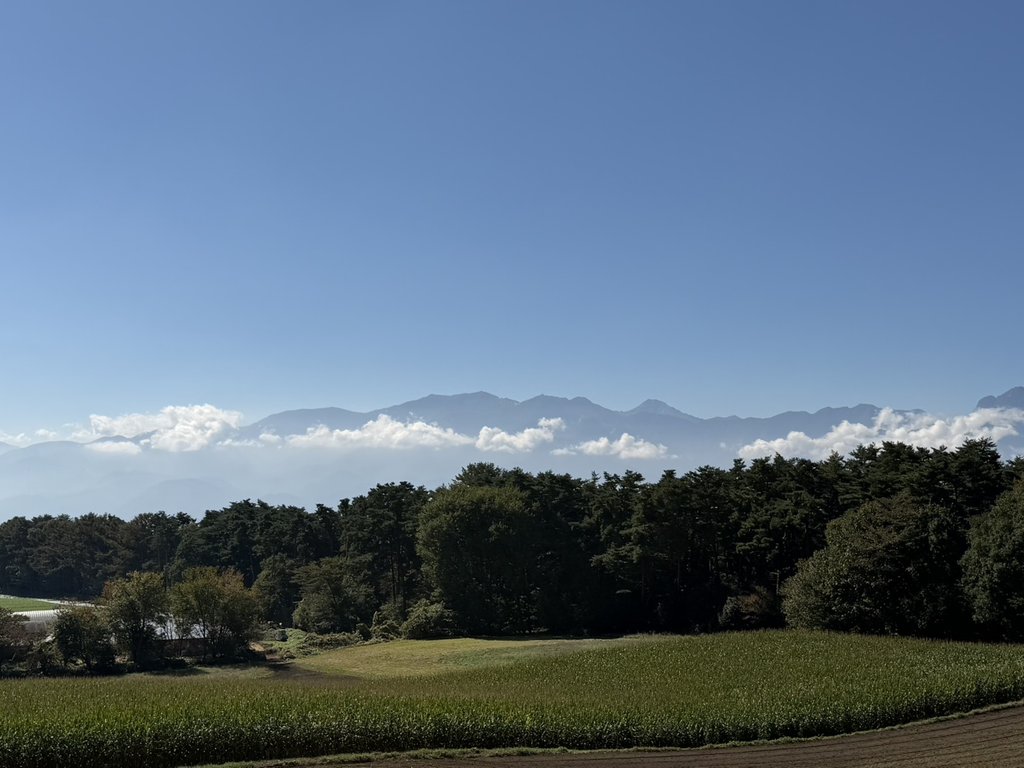会社の屋上から見た山並みと秋晴れの空
